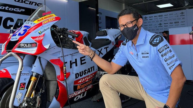 Menteri Pariwisata dan Ekonomi Kreatif Sandiaga Uno menjajal motor Ducati Desmosedici GP21 milik pembalap Enea Bastianini.  Foto: Instagram @sandiuno