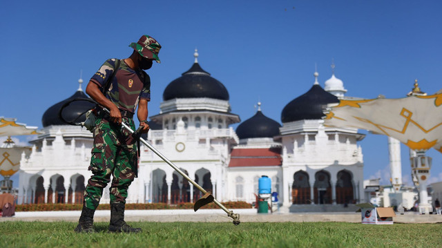 TNI memotong rumut di halaman Masjid Raya Baiturrahman, Banda Aceh. Foto: Suparta/acehkini 