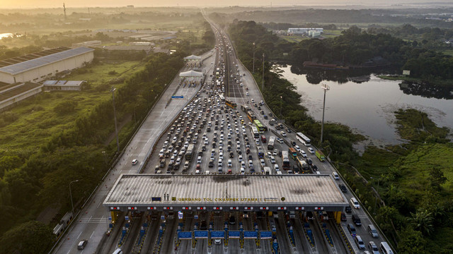 Kendaraan pemudik antre memasuki Gerbang Tol Cikampek Utama di Karawang, Jawa Barat, Jumat (6/5/2022). Foto: ANTARA FOTO/Aprillio Akbar