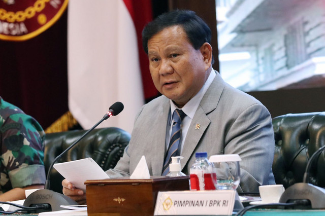 Menhan Prabowo Subianto bahas laporan keuangan Kemenhan Tahun 2021 dengan BPK RI. Foto: Dok. Biro Humas Setjen Kemhan