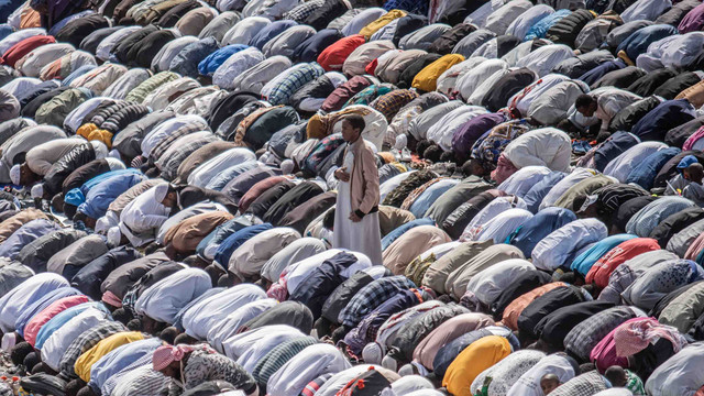 Ilustrasi sholat Idul Fitri. Foto: Amanuel SILESHI / AFP