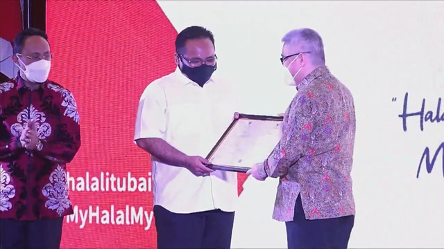 Menteri Agama Yaqut Cholil Qoumas menyerahkan sertifikat halal vaksin corona Merah Putih kepada PT Biotis Pharmaceuticals Indonesia, Kamis (24/2/2022). Foto: Youtube/Kemenag RI