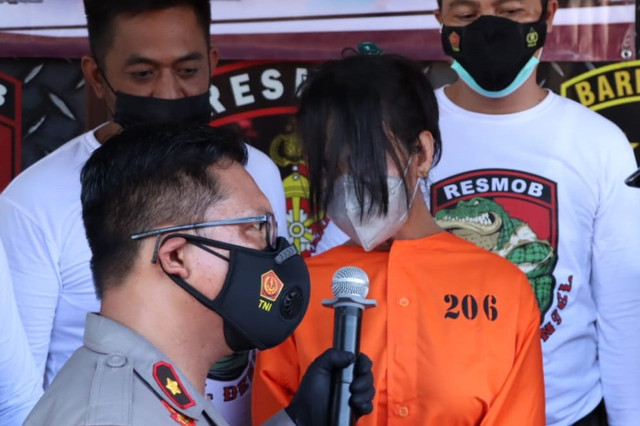 Tersangka saat berada di Polresta Denpasar, Bali - IST