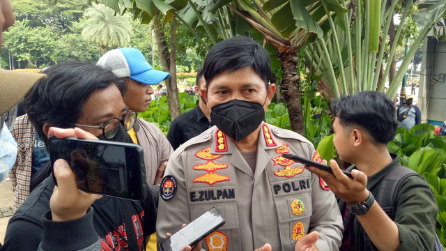 Kabid Humas Polda Metro Jaya Kombes Pol Endra Zulpan tinjau aksi unjuk rasa mahasiswa. Foto: Aprilandika Pratama/kumparan