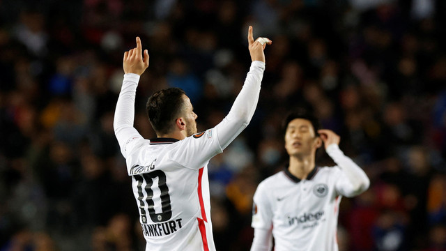 Pemain Eintracht Frankfurt Filip Kostic merayakan gol saat melawan FC Barcelona pada Pertandingan leg kedua perempat final Liga Europa di Camp Nou, Barcelona, Spanyol. Foto: Albert Gea/Reuters