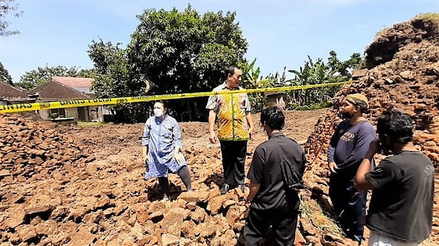 Kerabat Keraton Solo, KPH Eddy Wirabumi dan GKR Wandansari, mengamati lokasi dibongkarnya tembok bekas Keraton Kartasura, Jumat (22/04/2022). FOTO: Agung Santoso 