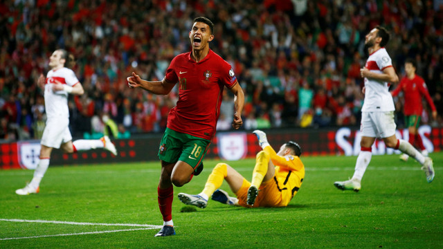 Pemain Portugal Matheus Nunes merayakan gol ketiga mereka saat hadapi Turki di Estadio do Dragao, Porto, Portugal, Kamis (24/3/2022). Foto: Pedro Nunes/REUTERS