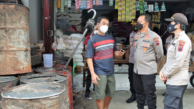 Aparat Polres Sukoharjo memantau peredaran minyak goreng di Pasar Ir Soekarno, Sukoharjo, Selasa (22/03/2022). FOTO: Agung Santoso  