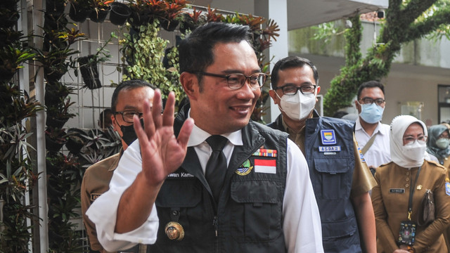 Gubernur Jawa Barat Ridwan Kamil menyapa warga saat operasi pasar minyak goreng murah di Cipedes, Bandung, Jawa Barat, Senin (4/4/2022). Foto: Raisan Al Farisi/ANTARA FOTO