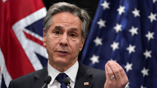 Menteri Luar Negeri AS Antony Blinken saat konferensi pers di Nadi, Fiji, Sabtu (12/2/2022). Foto: Kevin Lamarque/REUTERS