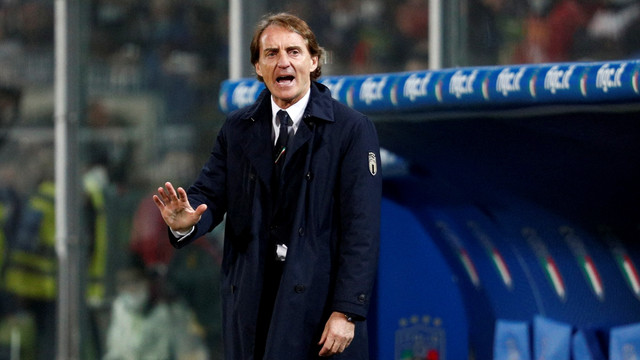 Reaksi pelatih Italia Roberto Mancini saat pertandingan Italia melawan Makedonia Utara di Stadio Renzo Barbera, Palermo, Italia, Kamis (24/3/2022). Foto: Guglielmo Mangiapane/REUTERS