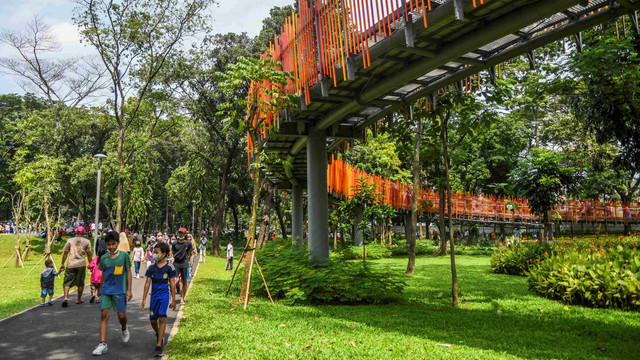 Warga mengunjungi Tebet Eco Park di Jakarta, Rabu (4/5/2022).  Foto: ANTARA FOTO/Galih Pradipta