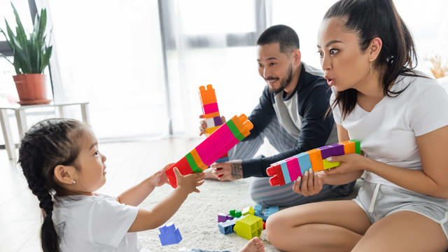 Ilustrasi menemani anak bermain. Foto: LightField Studios/Shutterstock