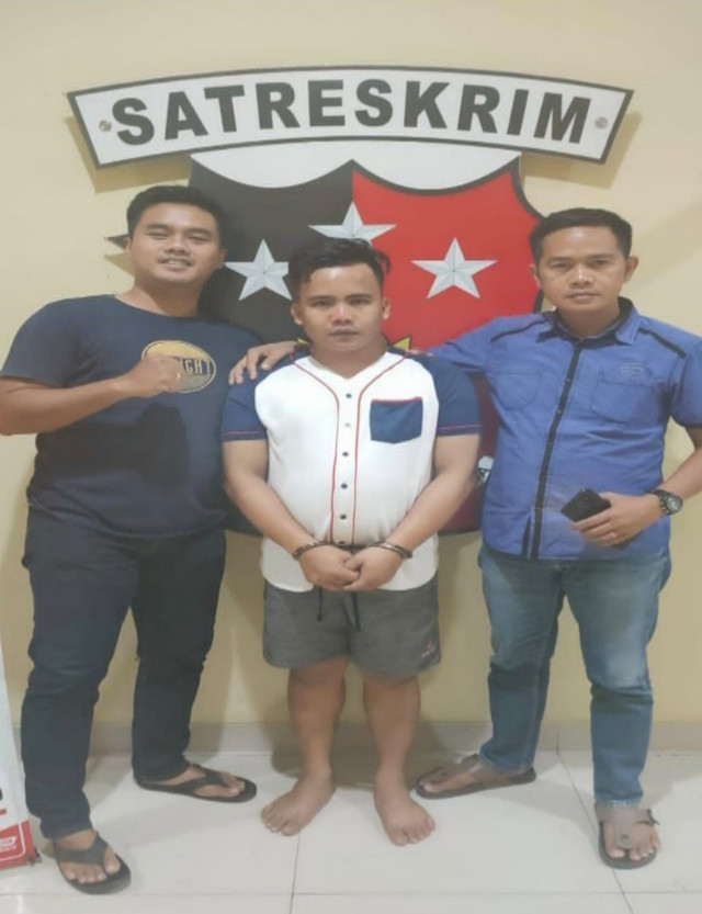 Tersangka M Arindi alias Ari (tengah), pelaku penipuan seleksi ASN di OKU saat ditangkap polisi. (ist)