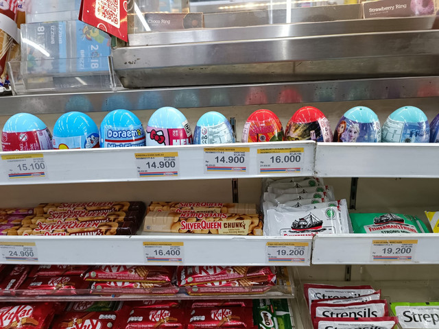 Indomaret di Jakarta tarik sisa stok Kinder joy. Foto: Farusma/kumparan