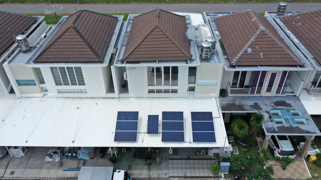 PLTS Atap terpasang di salah satu perumahan kawasan Pakuwon, Surabaya. Sumber Foto: Rendy via https://www.instagram.com/p/CcCG610BfgJ/