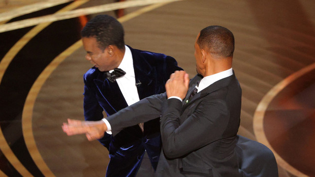 Will Smith menghampiri Chris Rock ketika Rock berbicara di atas panggung saat nominasi Oscar ke-94 di Hollywood, Los Angeles, California, Amerika Serikat.
Foto: Brian Snyder/REUTERS