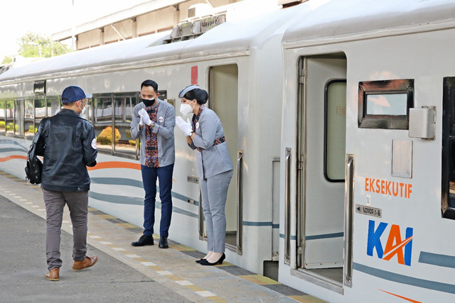 Petugas PT KAI menyambut penumpang di Stasiun Cirebon.(Foto : Humas PT Kai Daop 3 Cirebon)