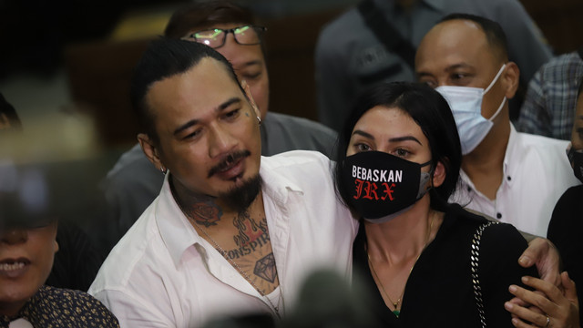 Terdakwa Jerinx SID saat didampingi istrinya Nora Alexandra pada sidang putusan di Pengadilan Negeri Jakarta Pusat, Kamis, (24/2). Foto: Agus Apriyanto