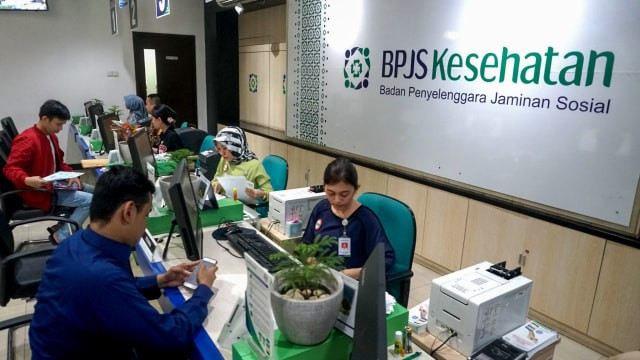 Petugas melayani pengurusan kepesertaan Badan Penyelenggara Jaminan Sosial (BPJS) Kesehatan. Foto: Iqbal Firdaus/kumparan
