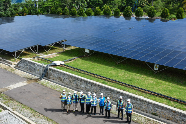 Rombongan Dirjen EBTKE dan Komisi VII DPR RI meninjau PLTS Cirata yang berkapasitas 1 MW di kawasan Waduk Cirata, Purwakarta (https://www.ebtke.esdm.go.id/gallery/album/210/kunjungan.dirjen.ebtke.bersama.komisi.vii.dpr.ri.ke.plta.cirata)