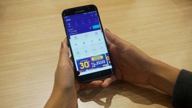 Ilustrasi melakukan top up OVO Mandiri. Foto: Irfan Adi Saputra/Kumparan