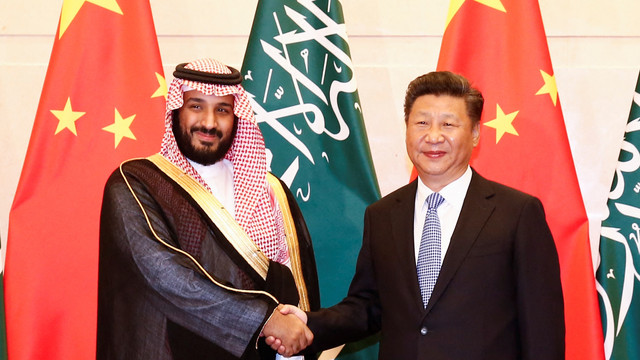 Wakil Putra Mahkota Arab Saudi Mohammed bin Salman (kiri) menyapa Presiden China Xi Jinping (kanan) selama pertemuan di Wisma Negara Diaoyutai di Beijing pada 31 Agustus 2016. Foto: Rolex DELA PENA/POOL/AFP