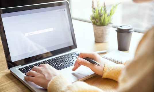 Ilustrasi mengaktifkan cookie di peramban laptop. Foto: Unsplash.com