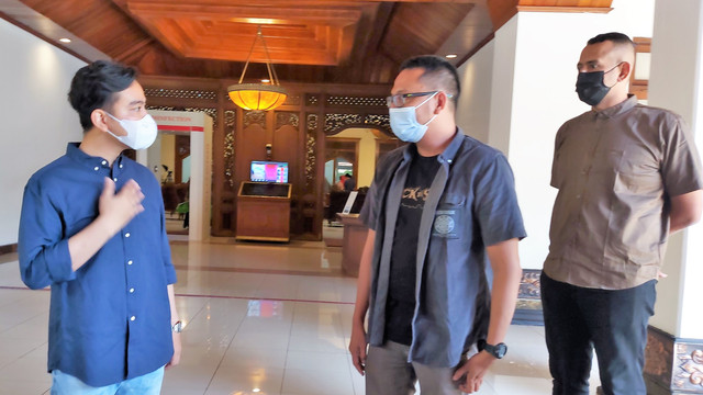 Wali Kota Solo, Gibran Rakabuming Raka dan penyelenggara Rock in Solo, Stephanus Adjie, berbincang di Balai Kota Solo, Jumat (22/04/2022). FOTO: Fernando Fitusia 