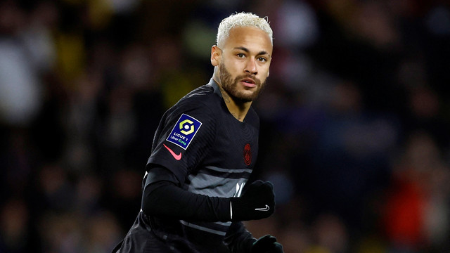 Pemain Paris St Germain Neymar merayakan gol pertama saat hadapi Nantes di Stade de la Beaujoire-Louis Fonteneau, Nantes, Prancis, Sabtu (19/2/2022). Foto: Stephane Mahe/REUTERS