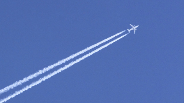 Ilustrasi pesawat mengeluarkan asap. Foto: yankane/Shutterstock