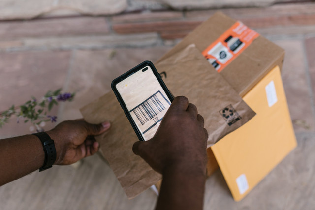 Ilustrasi melakukan cara scan barcode di HP. Foto: Rodnae Productions/Pexels