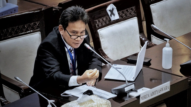 Calon Wakil Ketua DK OJK Mirza Adityaswara mengikuti uji kepatutan dan kelayakan di Komisi XI DPR RI, Rabu (6/4/2022). Foto: Jamal Ramadhan/kumparan