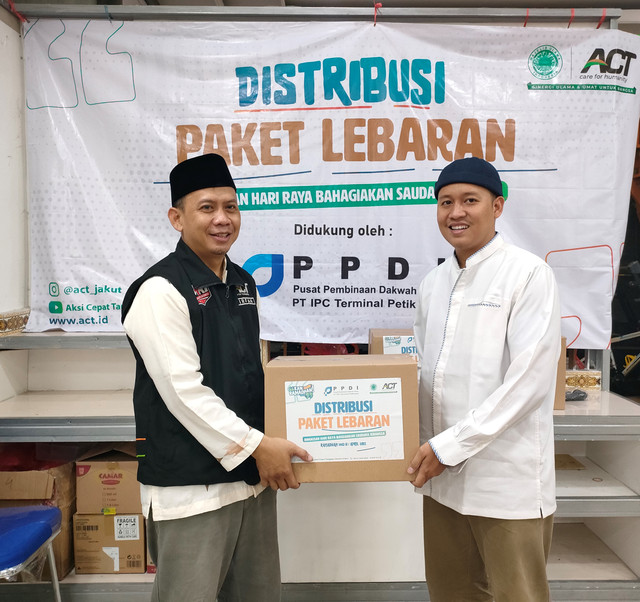 Penyerahan Paket Lebaran dari pihak ACT dan Yayasan Al Ghifari