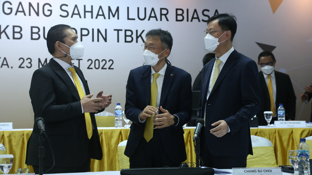 (kiri-kanan) Jerry Marmen Komisaris Utama Bank Bukopin, Chang Su Choi President Director Bank Bukopin dan Jin Bum Kim Direktur Bank Bukopin saat RUPSLB Bank Bukopin. Foto: Dok. Istimewa