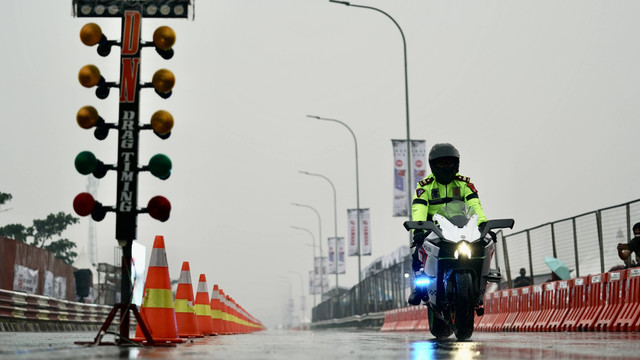 Peserta memacu sepeda motornya dalam ajang Street Race Polda Metro Jaya di kawasan BSD Serpong, Tangerang, Banten, Jumat (22/4/2022). Foto: Dok. Pertamina Fastron Enduro