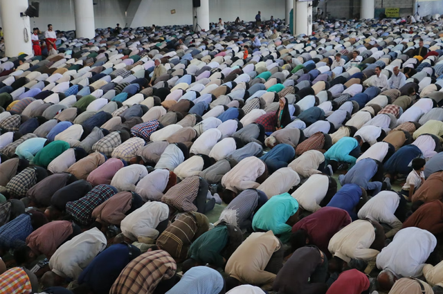 Ilustrasi shalat witir 3 rakaat. Foto: unsplash.com/matin_firouzabadi