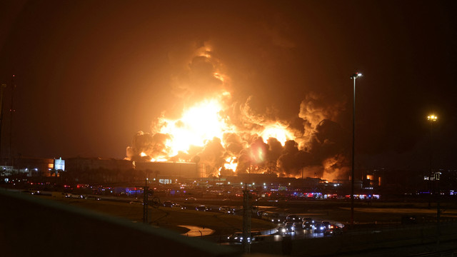 Pemandangan kebakaran di fasilitas penyimpanan minyak Saudi Aramco, setelah serangan, di Jeddah, Arab Saudi, Jumat (25/3/2022). Foto: Stringer/REUTERS