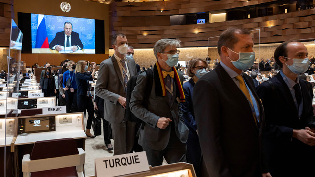 Para duta besar dan diplomat berjalan keluar sebagai protes terhadap invasi Rusia ke Ukraina, sementara menteri luar negeri Rusia Sergei Lavrov berpidato di Konferensi Perlucutan Senjata dengan pesan video yang telah direkam di Jenewa, Swiss, (1/3). Foto: Fabrice C / Pool via REUTERS