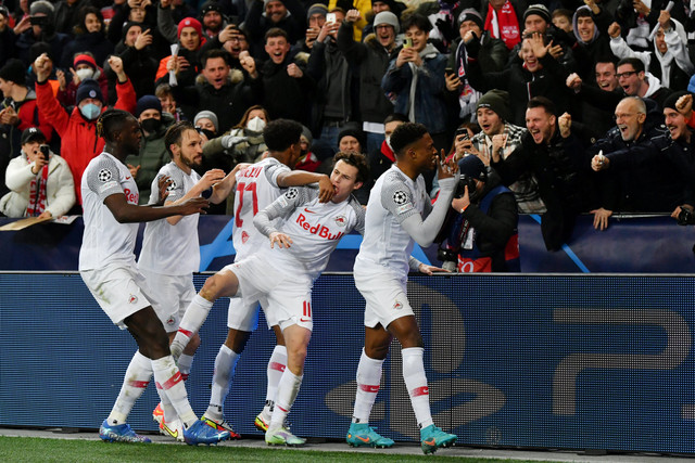 Selebrasi pemain RB Salzburg usai mencetak gol ke gawang Bayern Muenchen pada pertandingan 16 besar Liga Champions di Red Bull Arena, Salzburg, Austria. Foto: KERSTIN JOENSSON / AFP