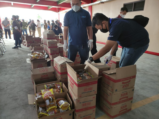 Tampak ribuan kemasan minyak goreng dipersiapkan dalam operasi pasar murah di Kabupaten Kuningan, Jabar. (Andri)
