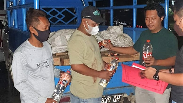 Aparat Polresta Sukoharjo menyita miras jenis ciu di kawasan Nguter, Sukoharjo, Jumat (18/03/2022) dini hari. FOTO: Agung Santoso