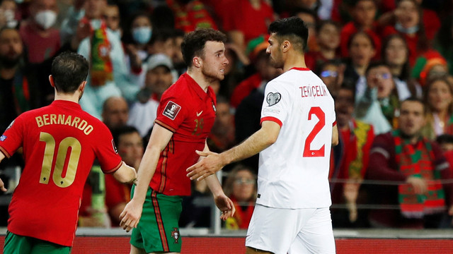 Pemain Portugal Diogo Jota bentrok dengan pemain Turki Zeki Celik di Estadio do Dragao, Porto, Portugal, Kamis (24/3/2022). Foto: Pedro Nunes/REUTERS