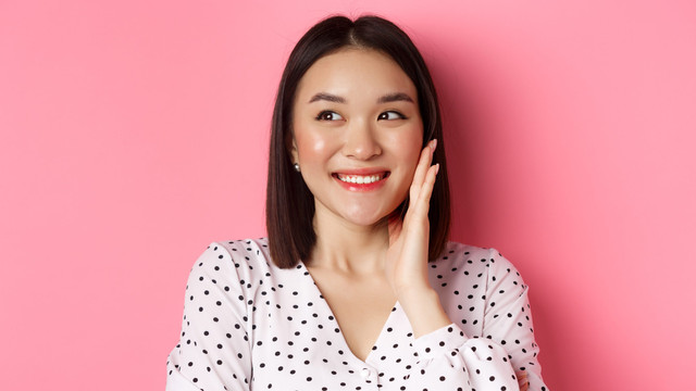 IIlustrasi perempuan dengan blush on merona. Foto: Mix and Match Studio/Shutterstock