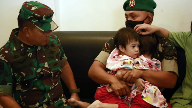 Kepala Staf Angkatan Darat (KSAD) Jenderal TNI Dudung Abdurachman SE MM saat menemui bayi kembar siam, Joana dan Jofelin Lumowa, anak dari Serda Fredrik Lumowa, seorang Prajurit TNI yang bertugas di Kodim 1302/Minahasa