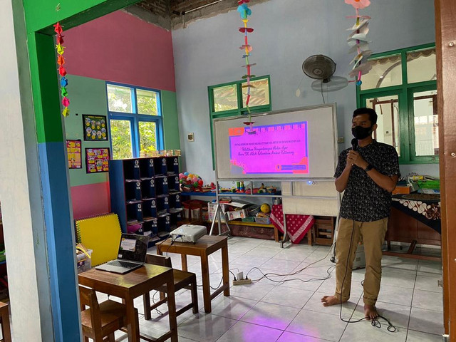 Dosen UMY, Muhammad Muttaqien, S.I.Kom., M.Sn sedang memberi materi untuk guru TK. Sumber: dokumen pribadi