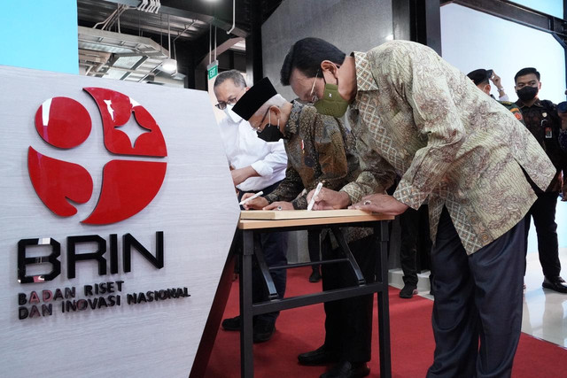 Wakil Presiden Ma'ruf Amin (tengah) resmikan fasilitas riset BRIN. Foto: KIP
