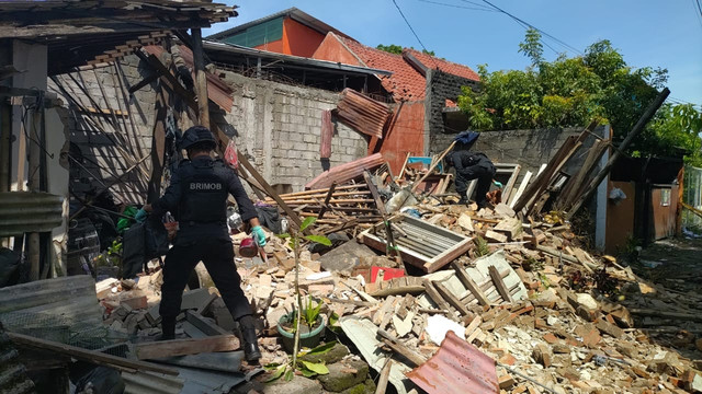 Sebuah rumah di Plosokuning V, RT 22 RW 9, Minomartani, Ngaglik, Kabupaten Sleman hancur setelah terjadi ledakan yang diduga berasal dari petasan, Jumat (22/4/2022). Foto: Arfiansyah Panji Purnandaru/kumparan