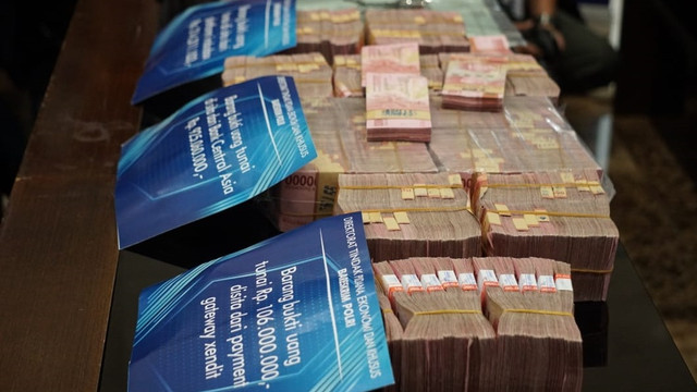 Polisi memperlihatkan barang bukti hasil sitaan dari Indra Kenz yaitu tersangka kasus penipuan aplikasi Binomo, saat konferensi pers di Bareskrim, Mabes Polri Jakarta, Jumat (25/3/2022).
 Foto: Jamal Ramadhan/kumparan