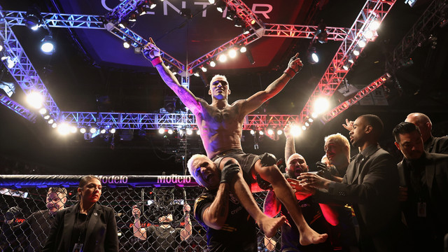 Petarung UFC Charles Oliveira merayakan kemenangan submission atas Justin Gaethje selama UFC 274 di Footprint Center, Sabtu (7/5/2022). Foto: Christian Petersen/Getty Images